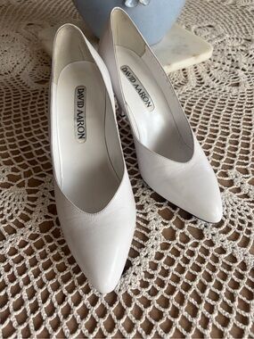 ✨Vintage David Aaron White Pointed Toe Pumps